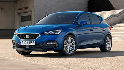 Der Seat Leon statisch von schräg vorne links vor einer Treppe. - Foto: Seat