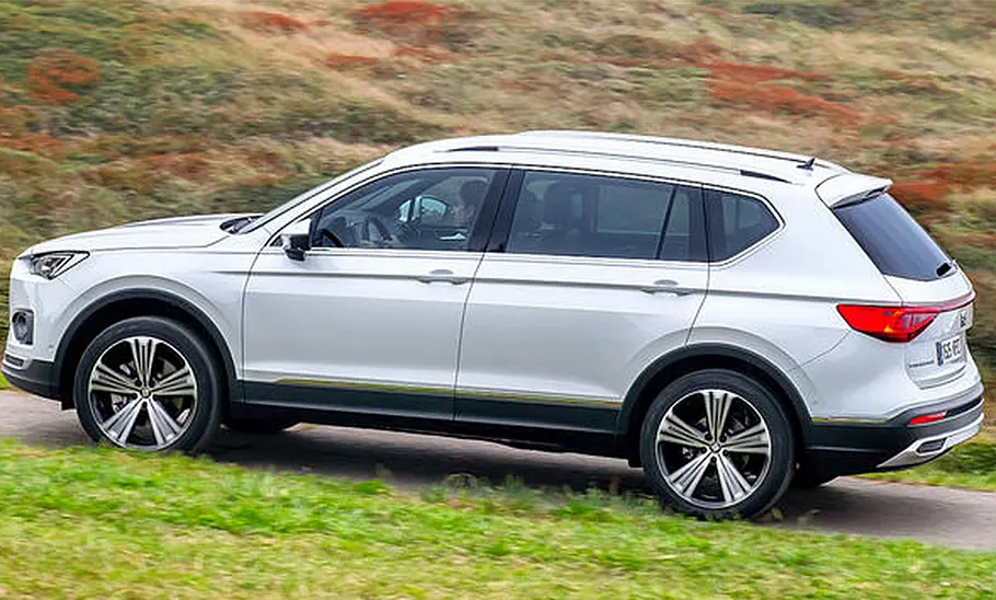 Die Außenaufnahme zeigt den Seat Tarraco (2018) von der Seite.