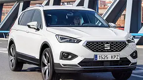Die Außenaufnahme zeigt den Seat Tarraco (2018) von schräg vorne. - Foto: Seat