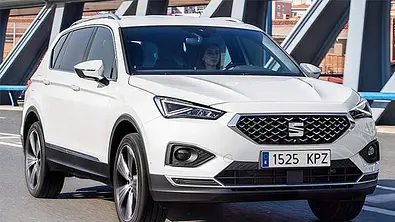 Die Außenaufnahme zeigt den Seat Tarraco (2018) von schräg vorne. - Foto: Seat