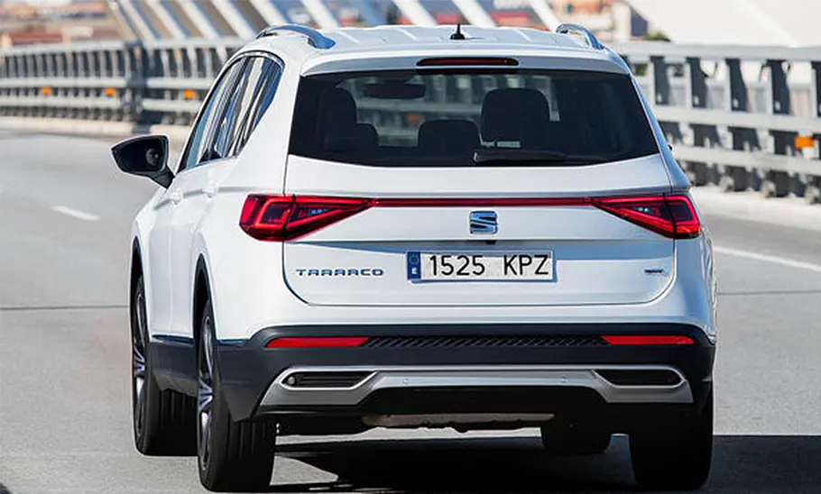 Die Außenaufnahme zeigt den Seat Tarraco (2018) in der Heckansicht.