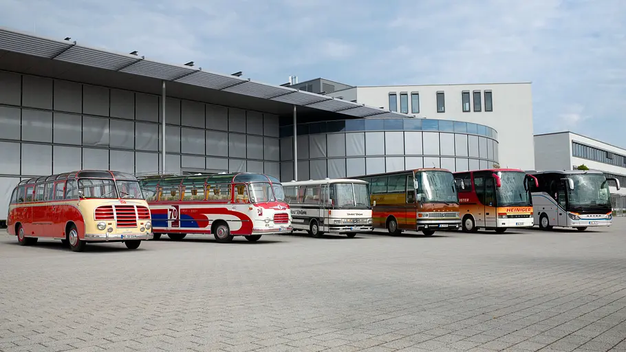 Setra S 8 (1955), Setra S 9 (1959), Setra S 80 (1975), Setra S 215 HD (1976), Setra S 315 HDH/2 (1996), Setra S 515 HD „Edition 70 Jahre Setra“ Setra S 8 (1955), Setra S 9 (1959), Setra S 80 (1975), Setra S 215 HD (1976), Setra S 315 HDH/2 (1996), Setra S 515 HD „Edition 70 Jahre Setra“ statisch von schräg vorne fotografiert.