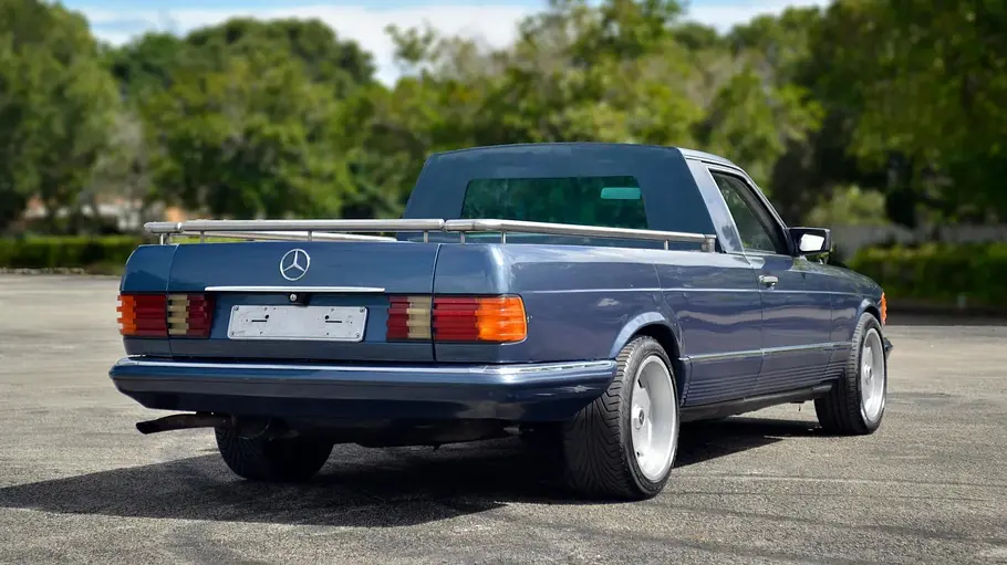 Der SGS Mercedes 500 SEL Pickup statisch von schräg hinten fotografiert. 