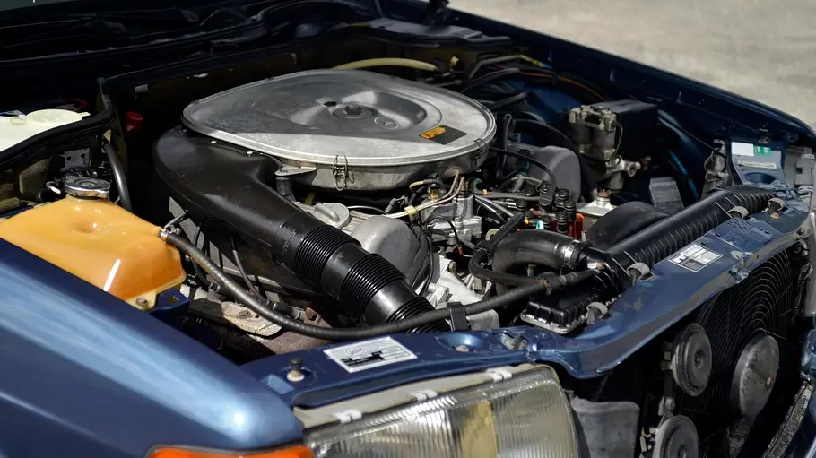 Der Motor des SGS Mercedes 500 SEL Pickup.