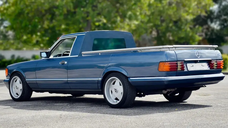 Der SGS Mercedes 500 SEL Pickup statisch von schräg hinten fotografiert. 