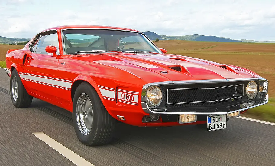 Der Shelby GT500 fahrend von vorne