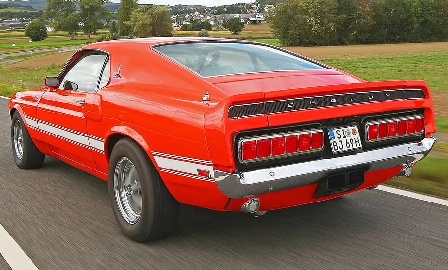 Der Shelby GT500 fahrend von hinten