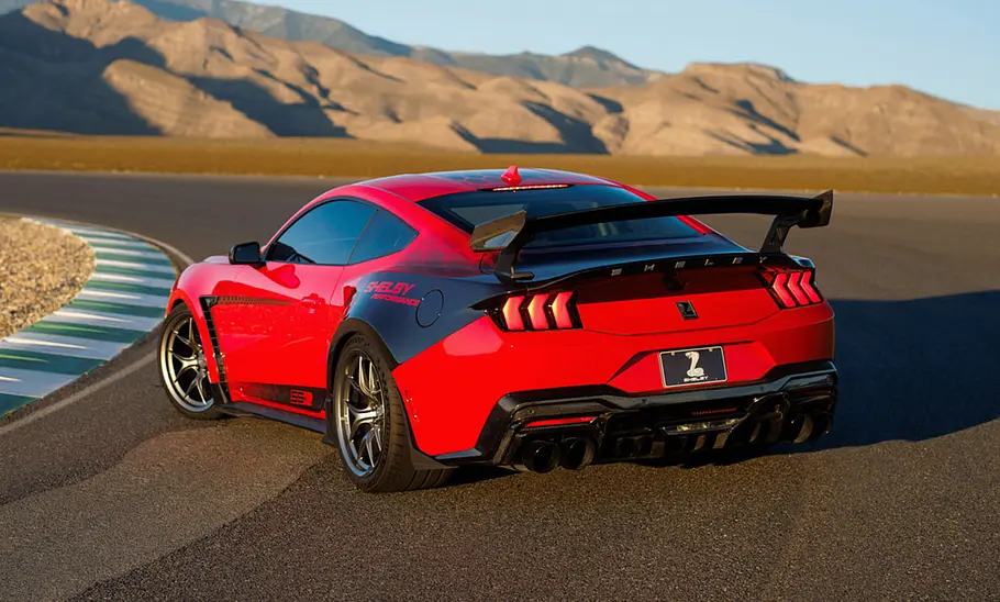 Shelby Super Snake-R (2026) DerShelby Super Snake-R (2026) von hinten schräg. Im Hintergrund sieht man Berge, das Fahrzeug fährt in eine Linkskurve.