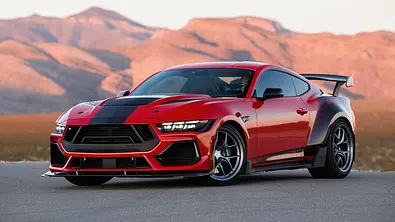 Der Shelby Super Snake-R (2026) von vorne schräg. Im Hintergrund sieht man Berge. - Foto: Shelby