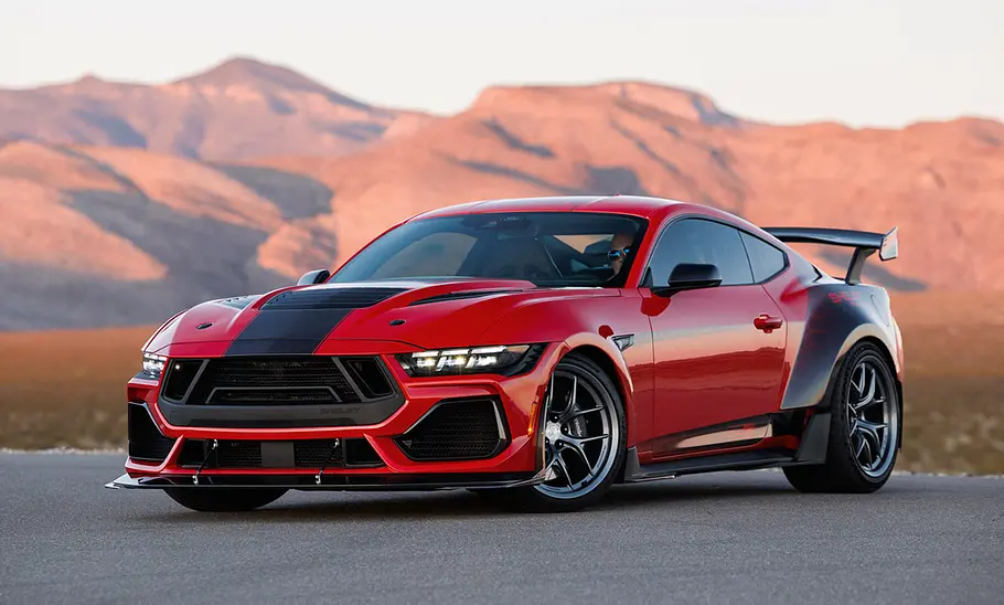 Shelby Super Snake-R (2026) Der Shelby Super Snake-R (2026) von vorne schräg. Im Hintergrund sieht man Berge.