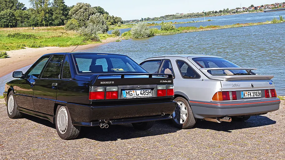 Ford Sierra XR4i und Renault 21 Turbo stehend von hinten