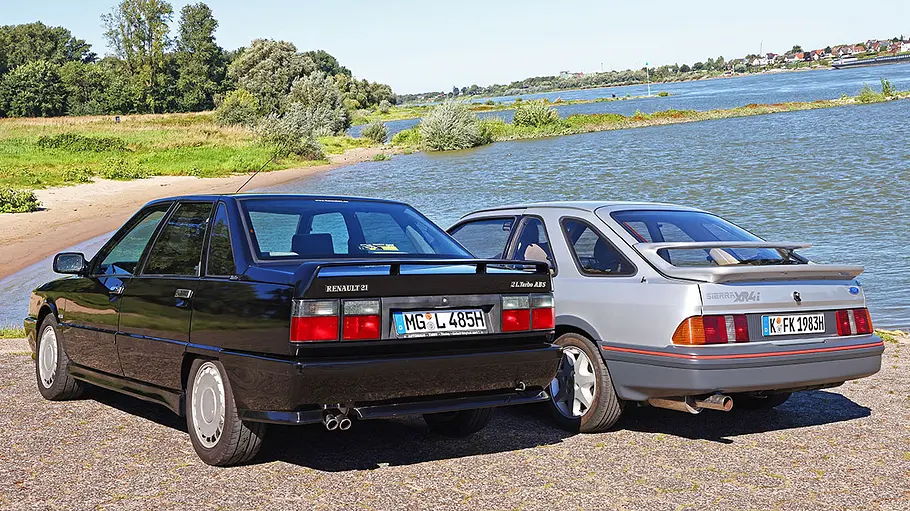 Ford Sierra XR4i und Renault 21 Turbo stehend von hinten