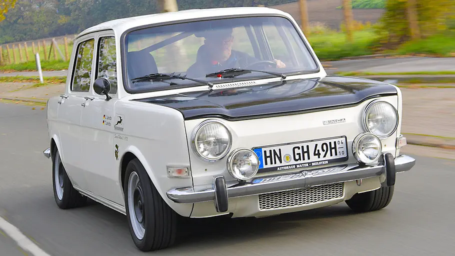 Simca Rallye 2 Der Simca Rallye 2 fahrend von schräg vorne fotografiert.