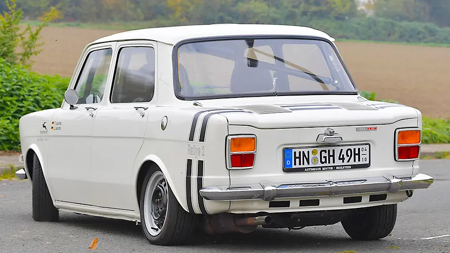 Simca Rallye 2 Der Simca Rallye 2 fahrend von schräg hinten fotografiert.