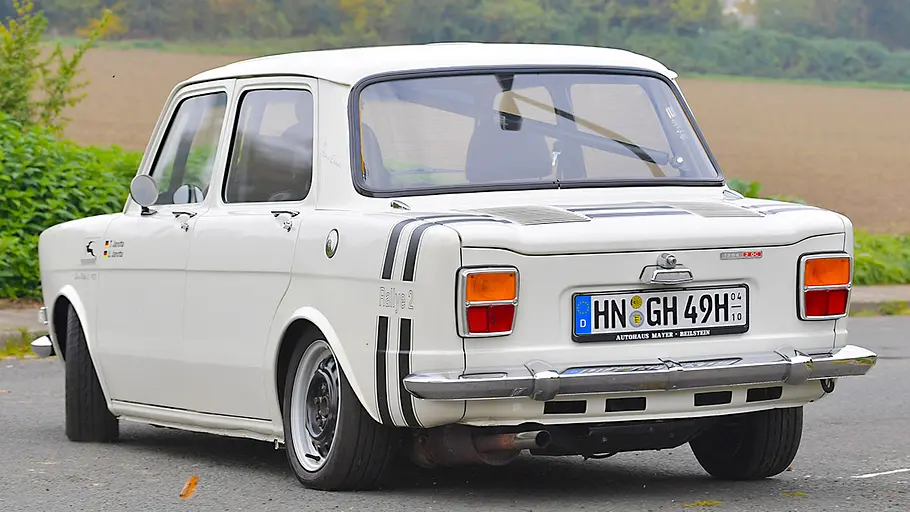 Simca Rallye 2 Der Simca Rallye 2 fahrend von schräg hinten fotografiert.