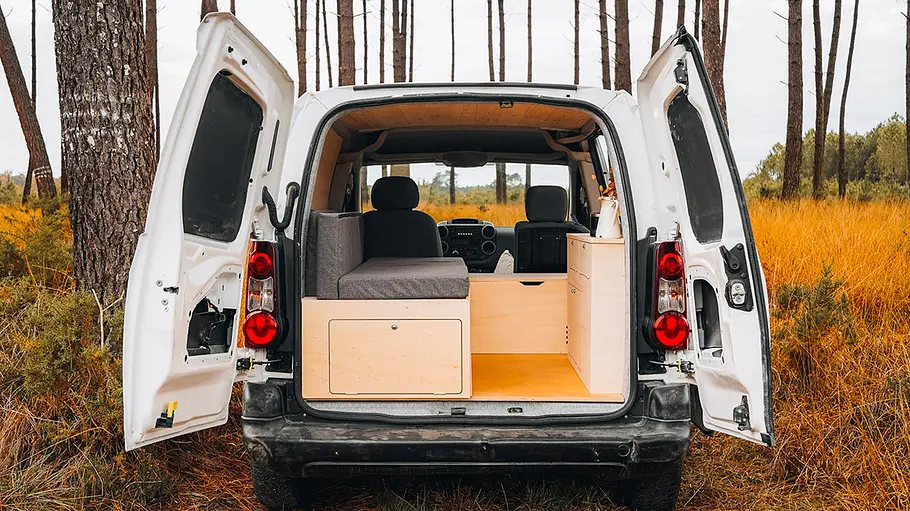 Die Campingbox Simplevans The Weekender in einem Citroën Berlingo durch die geöffneten Hecktüren.