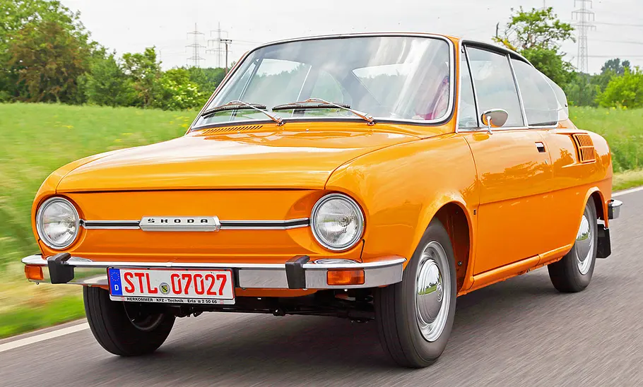 Der Skoda 110 R fahrend von vorne.