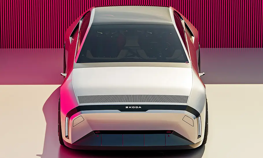 Der Skoda 110 R stehend von vorne.