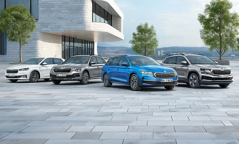 Vier Skoda Balance-Sondermodelle stehen in einer Formation nebeneinander.