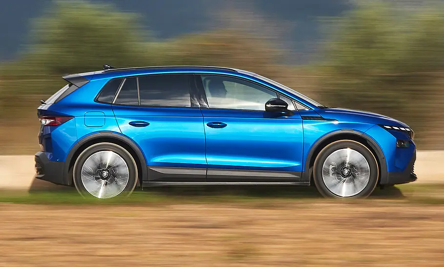 Der Skoda Elroq (2024) fahrend von der Seite fotografiert.