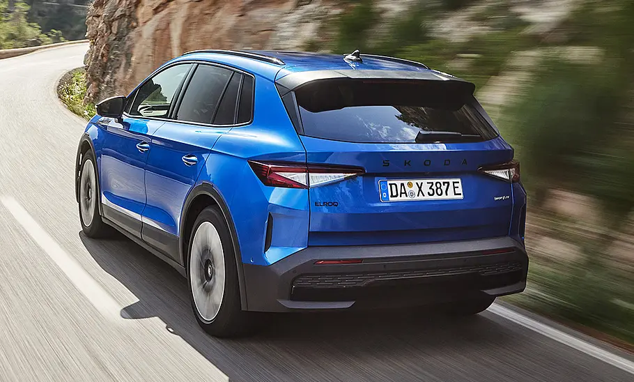 Der Skoda Elroq (2024) fahrend von hinten fotografiert.