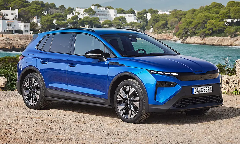 Der Skoda Elroq (2024) statisch von schräg vorne fotografiert.