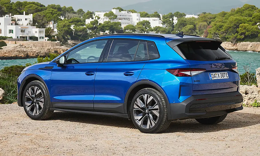 Der Skoda Elroq (2024) statisch von schräg hinten fotografiert.