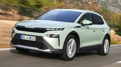 Der Skoda Elroq fährt von schräg vorne links fotografiert auf einer Landstraße auf Mallorca durch eine seichte Rechtskurve. - Foto: Skoda