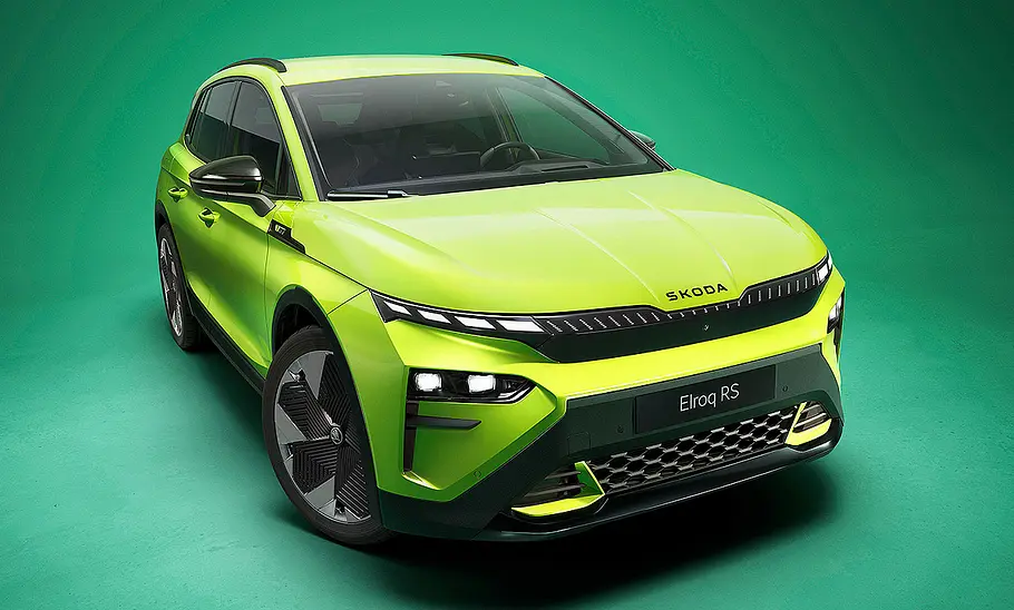 Skoda Elroq RS (2025) Blick von schräg vorne auf den Skoda Elroq RS (2025).