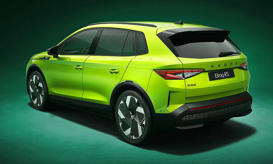 Skoda Elroq RS (2025) Blick von schräg hinten auf den Skoda Elroq RS (2025).