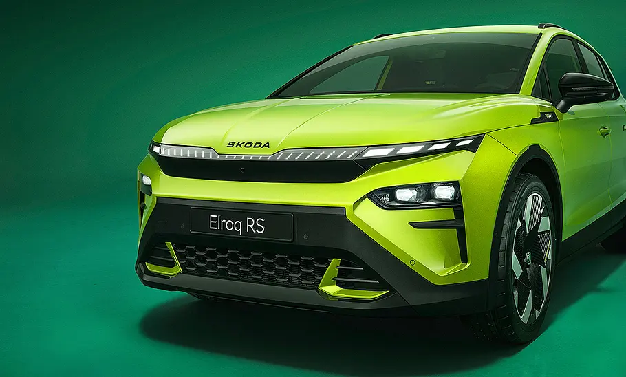 Skoda Elroq RS (2025) Blick von schräg vorne auf den Skoda Elroq RS (2025).