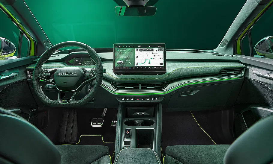Blick auf die Armaturen im Innenraum des Skoda Elroq RS (2025).