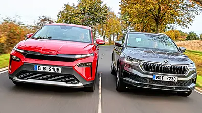 Blick von vorne auf die beiden fahrenden SUV Skoda Elroq und Skoda Karoq. - Foto: Daniela Loof