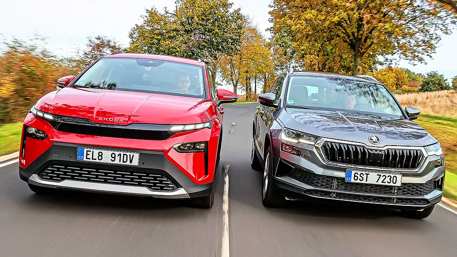 Skoda Elroq/Skoda Karoq Blick von vorne auf die beiden fahrenden SUV Skoda Elroq und Skoda Karoq.
