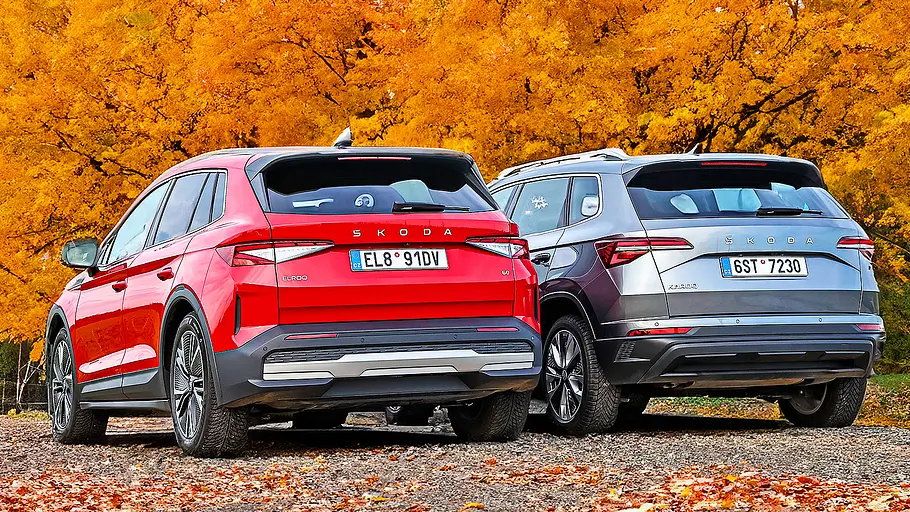 Skoda Elroq/Skoda Karoq Blick von schräg hinten auf die SUV Skoda Elroq und Skoda Karoq.