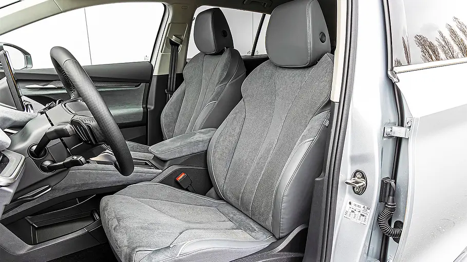 Blick auf die Vordersitze im Innenraum des Skoda Enyaq.