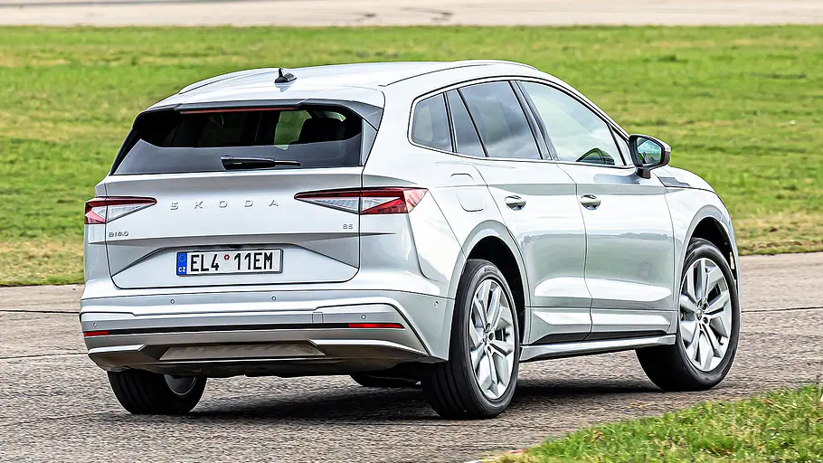 Blick von schräg hinten auf das fahrende Elektro-SUV Skoda Enyaq.