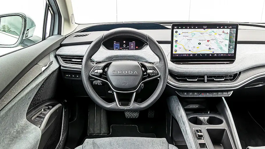 Blick auf die Armaturen im Innenraum des Skoda Enyaq.