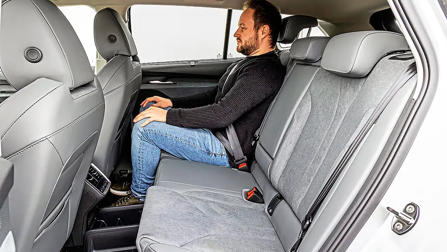 Blick auf die Fondsitze im Innenraum des Skoda Enyaq.