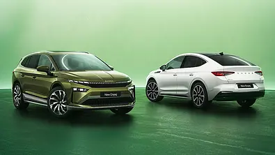 Das Skoda Enyaq Facelift (2025) als SUV (links) statisch von vorne und SUV-Coupé (rechts) von hinten. - Foto: Skoda