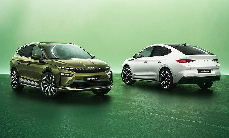 Skoda Enyaq Facelift (2025) Das Skoda Enyaq Facelift (2025) als SUV (links) statisch von vorne und SUV-Coupé (rechts) von hinten.