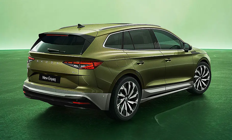 Skoda Enyaq Facelift (2025) Blick von schräg hinten auf das Skoda Enyaq Facelift (2025).