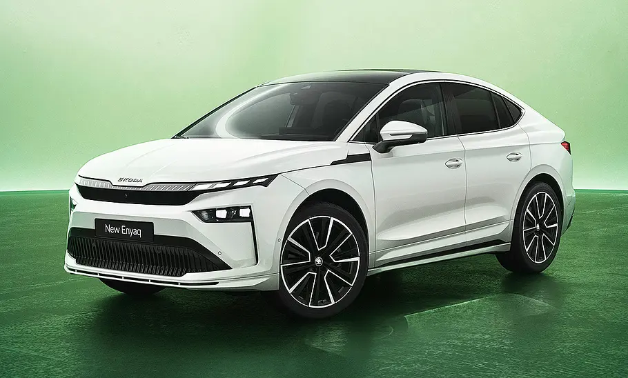 Skoda Enyaq Coupé Facelift (2025) Blick von schräg vorne auf das Skoda Enyaq Coupé Facelift (2025).