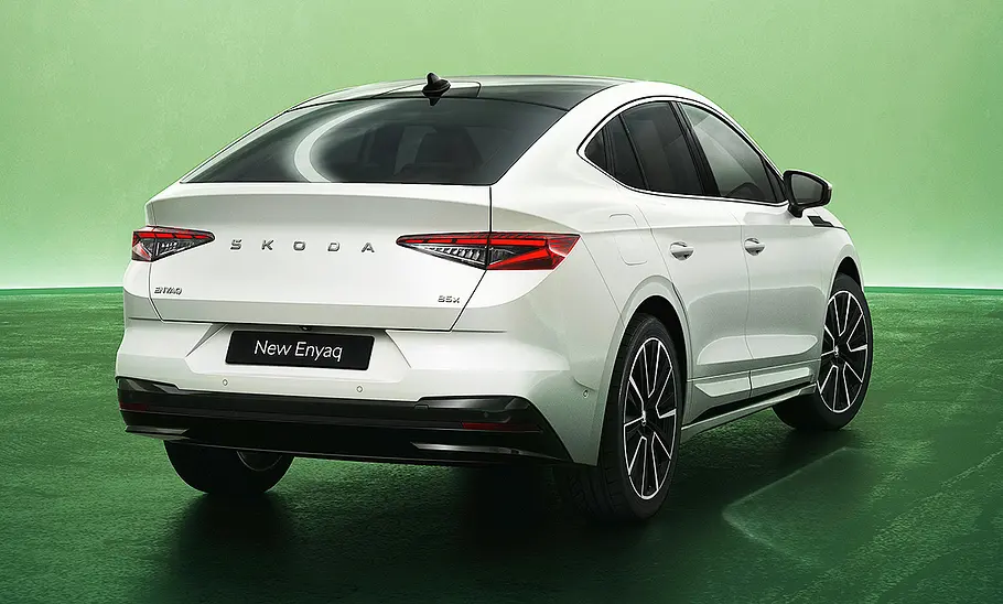 Skoda Enyaq Coupé Facelift (2025) Blick von schräg hinten auf das Skoda Enyaq Coupé Facelift (2025).