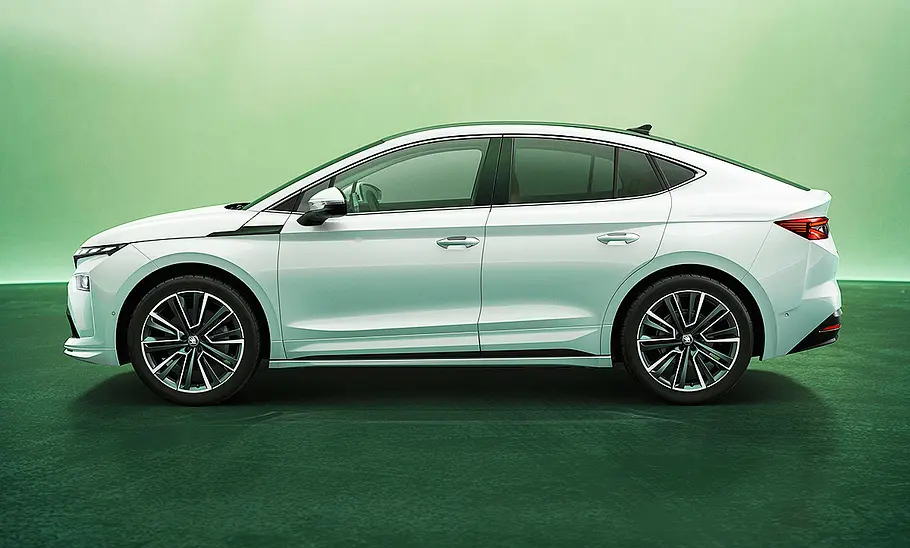 Skoda Enyaq Coupé Facelift (2025) Blick von der Seite auf das Skoda Enyaq Coupé Facelift (2025).