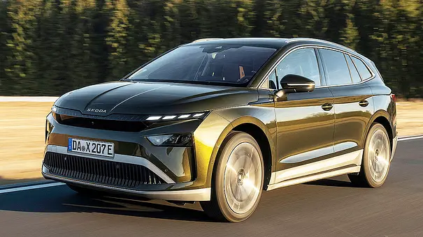 Blick von schräg vorne auf das fahrende Skoda Enyaq Facelift (2025). - Foto: Skoda Blick von schräg vorne auf das fahrende Skoda Enyaq Facelift (2025). - Foto: Skoda