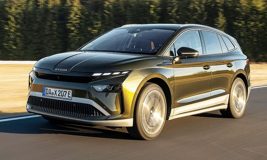 Skoda Enyaq Facelift (2025) Blick von schräg vorne auf das fahrende Skoda Enyaq Facelift (2025).