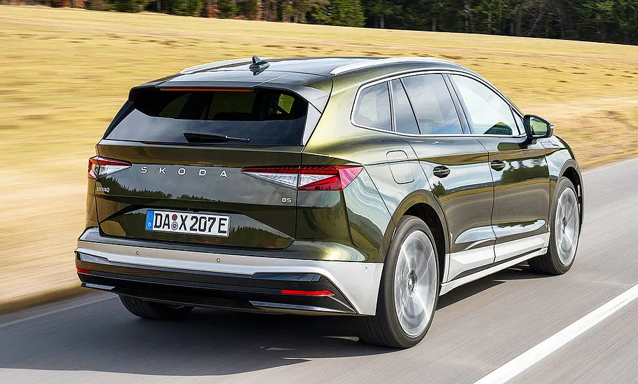 Skoda Enyaq Facelift (2025) Blick von schräg hinten auf das fahrende Skoda Enyaq Facelift (2025).