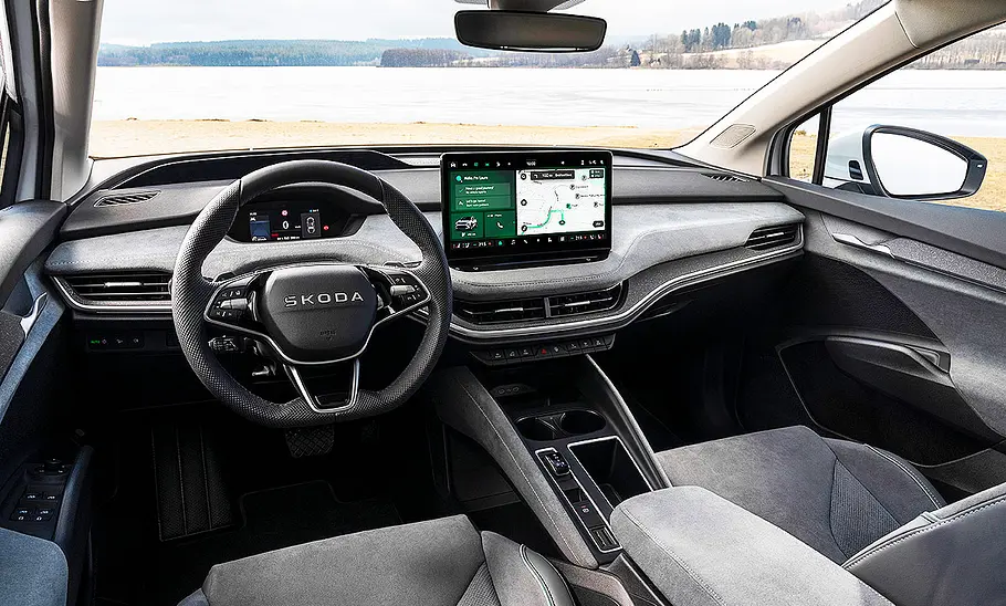 Skoda Enyaq Facelift (2025) Blick auf die Armaturen im Innenraum des Skoda Enyaq Facelift (2025).