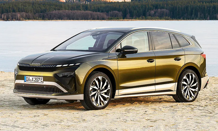 Skoda Enyaq Facelift (2025) Blick von schräg vorne auf das Skoda Enyaq Facelift (2025).